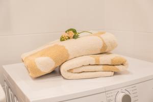duas toalhas em cima de uma máquina de lavar roupa em Snowflake Suites VI em Rovaniemi