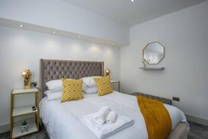 Postel nebo postele na pokoji v ubytování 4 Bed House Holiday Home With Hot Tub Near Skegness & Ingoldmells