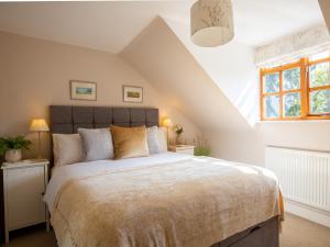 1 dormitorio con 1 cama grande en el ático en Teagles Cottage, en Stow on the Wold