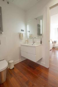 een witte badkamer met een wastafel en een toilet bij Chueca Gran Via Recoletos Libertad 24 4 in Madrid