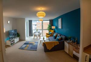 Rueben Suite By Koya Homes - Cardiff في كارديف: غرفة معيشة مع أريكة وتلفزيون