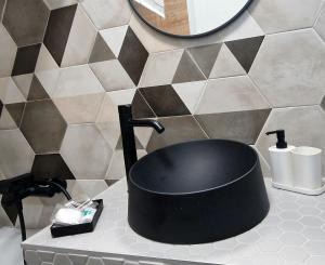 克卢日-纳波卡BRB Park Studio的浴室设有黑色水槽和镜子 更多21张照片