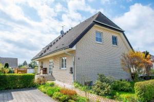 ein kleines Haus mit grauem Dach in der Unterkunft Ferienwohnung Hörselbergblick in Eisenach