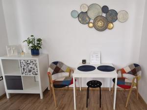 克盧日納波卡的住宿－BRB Park Studio，墙上一张带椅子和盘子的白色桌子