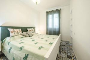 een witte slaapkamer met een groot bed in een kamer bij Le Finestre sul Borgo 2 in Parma