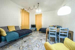 un soggiorno con un divano e un tavolo di Le Finestre sul Borgo 2 a Parma