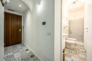 un bagno con un water e un lavandino di Le Finestre sul Borgo 2 a Parma Altre 8 foto
