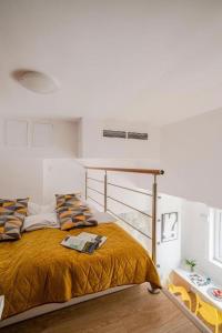 een slaapkamer met een bed met oranje lakens en kussens bij StarterApart Wrocław - MAMY WOLNE POKOJE ! in Wrocław