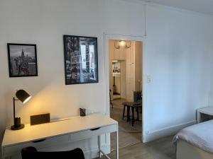 - une chambre avec un bureau et une chambre avec un lit dans l'établissement Park Avenue, à Orléans 11 autres photos