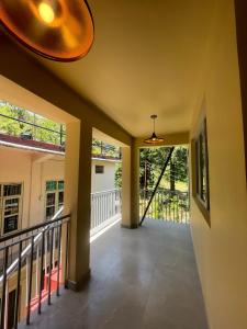 Eevolve Dharamkot - An Eco Hostel的阳台或露台