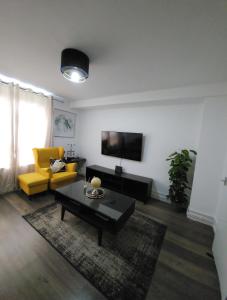 ein Wohnzimmer mit einem Sofa und einem Couchtisch in der Unterkunft Your home from home in London
