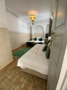 Postel nebo postele na pokoji v ubytování Riad magnolia privé
