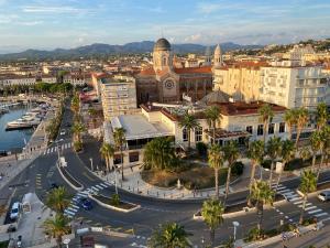an aerial view of a city with palm trees and buildings at Appartement Key West à Saint Raphaël in Saint-Raphaël