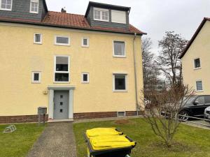 a yellow house with a yellow table in front of it at Geschmackvoll eingerichtete Wohnung in Braunschweig in Braunschweig