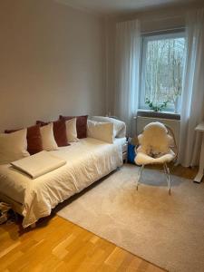 a couch in a room with a chair and a window at Geschmackvoll eingerichtete Wohnung in Braunschweig in Braunschweig