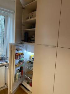 a refrigerator with its door open in a kitchen at Geschmackvoll eingerichtete Wohnung in Braunschweig in Braunschweig