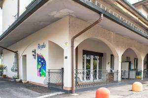 Azzano San Paoloにある[near Orio center]2BR The quiet and relaxing houseのアーチのある建物