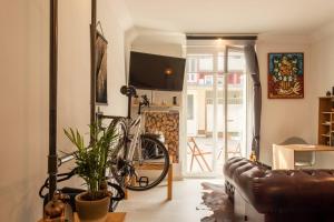 uma sala de estar com uma bicicleta e um sofá em Stilvolles Appartement im lässigsten Viertel em Munique