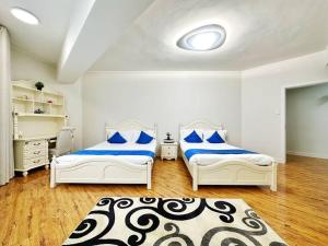 sypialnia z 2 łóżkami i dywanem w obiekcie 135m2 new apartment 5 rooms with airport pickup w Ułan Bator