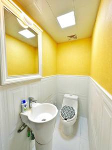 łazienka z umywalką i toaletą w obiekcie 135m2 new apartment 5 rooms with airport pickup w Ułan Bator