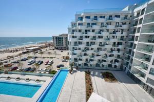 een luchtzicht op een hotel en het strand bij Sea la Vie Apt 240 in Infinity Beach Resort - parking in Mamaia