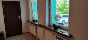 un pasillo con una ventana con un coche en un aparcamiento en Apartamenty ,,Pod Klonem'', en Sandomierz