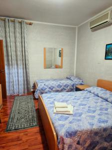 ein Schlafzimmer mit 2 Betten und Handtüchern darauf in der Unterkunft AFFITTACAMERE DOLCE SOGNO in Cherasco