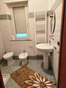 a bathroom with two toilets and a sink and a mirror at AFFITTACAMERE DOLCE SOGNO in Cherasco +54 photos