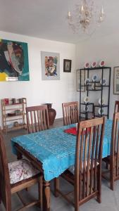 een eetkamer met een blauwe tafel en stoelen bij Loft Crécerelles in Pereybere