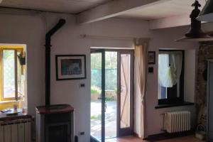 un soggiorno con porta con finestra e camino di Casa Camino a Rubiana