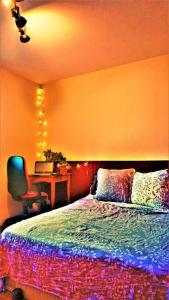 um quarto com uma cama, uma secretária e uma cadeira em Superbe Appartement , 6 Couchages dans Résidence em Doussard