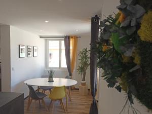 a dining room with a table and chairs and a window at Appartement centre de Sisteron in Sisteron