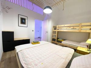 1 dormitorio con 2 literas y TV en Blue Ocean Paradise, en Caleta de Interián