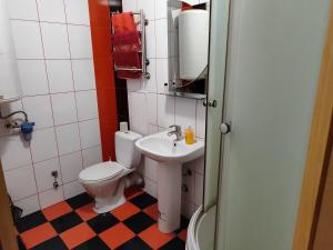 een kleine badkamer met een toilet en een wastafel bij Апартаменти на Вул Перемоги 8 дрiб 3 in Chmelnytsky