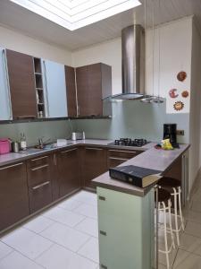 eine große Küche mit braunen Schränken und einer Arbeitsplatte in der Unterkunft Altes Zollhaus in Höflein an der Donau