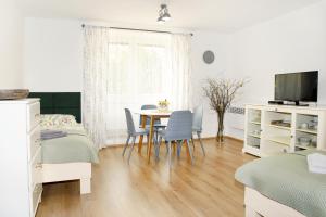 um quarto com uma mesa e cadeiras e um quarto em Apartmán Mločí údolí • Podyjí em Znojmo