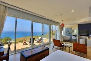 ein Wohnzimmer mit Meerblick in der Unterkunft Kenting Ocean Paradise Resort in Altstadt von Hengchun