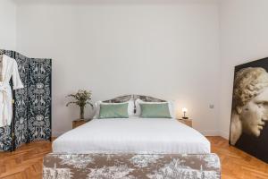 Schlafzimmer mit einem Bett mit Kopfteil in der Unterkunft 22suitedreamer in Split