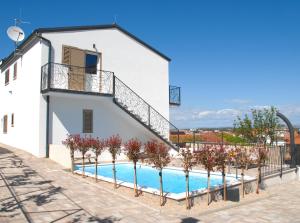 een villa met een zwembad en een balkon bij Villa Nonna in Vodice