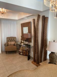 - un salon avec une chaise et un miroir dans l'établissement Anna Villa, à Protaras
