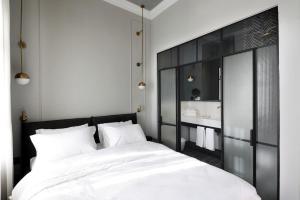 Postel nebo postele na pokoji v ubytování Allegro Neve Tzedek Boutique Suites - By HOMY