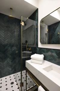 Koupelna v ubytování Allegro Neve Tzedek Boutique Suites - By HOMY