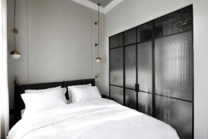 Postel nebo postele na pokoji v ubytování Allegro Neve Tzedek Boutique Suites - By HOMY