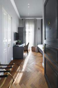 特拉維夫的住宿－Allegro Neve Tzedek Boutique Suites - By HOMY，客房设有带一张床和一张书桌的卧室。