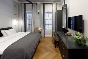 Postel nebo postele na pokoji v ubytování Allegro Neve Tzedek Boutique Suites - By HOMY