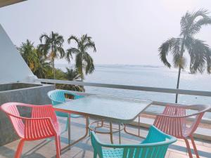シーラーチャーにあるมารินอส บีชเฮ้าส์ Marinos Beach houseの海を見渡すバルコニー(テーブル、椅子付)