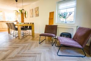 Ruang duduk di Luxe vakantiehuis in het bos met jacuzzi en sauna