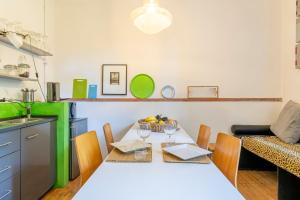 een eetkamer met een witte tafel en een keuken bij Country House With Garden&Private Parking! in Livorno