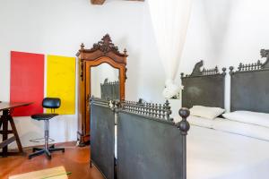een slaapkamer met een bed en een spiegel bij Country House With Garden&Private Parking! in Livorno