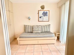 um quarto com uma cama num quarto em Les Rivages 2P terrasse parking em Menton